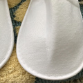 La fábrica de China hizo directamente la zapatilla plástica no tejida del hotel en la suela de Eva